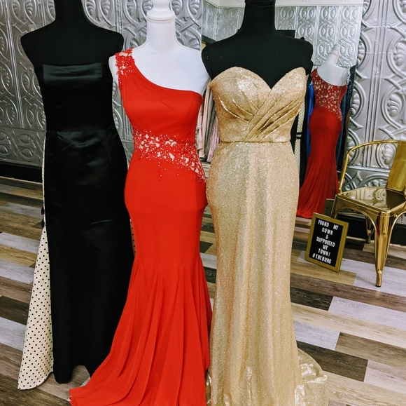 LAST CHANCE Red One-Shoulder Dress - Picture 5 of 5